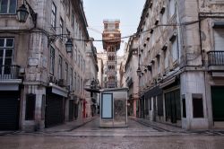 Quasi un simbolo della città, l'Elevador de Santa Justa collega la baixa con Largo do Carmo a Lisbona