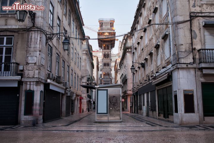 Immagine Quasi un simbolo della città, l'Elevador de Santa Justa collega la baixa con Largo do Carmo a Lisbona