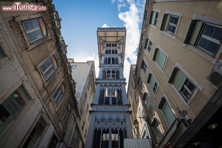 Immagine Uno scorcio tipico di Lisbona: l'Elevador de Santa Justa è uno dei monumenti del centro. Colpisce per la sua eleganza ed è un ottimo strumento per visitare la città - © Ventura / Shutterstock.com