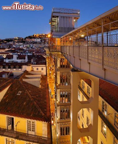 Immagine Vista notturna dell'ascensore di Lisbona: l'Elevador de Santa Justa