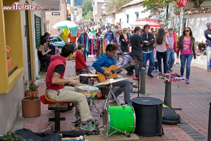 Immagine Artisti di strada si esibiscono in centro a Bogota, nel quartiere di Usaquen - © Ivan_Sabo / Shutterstock.com
