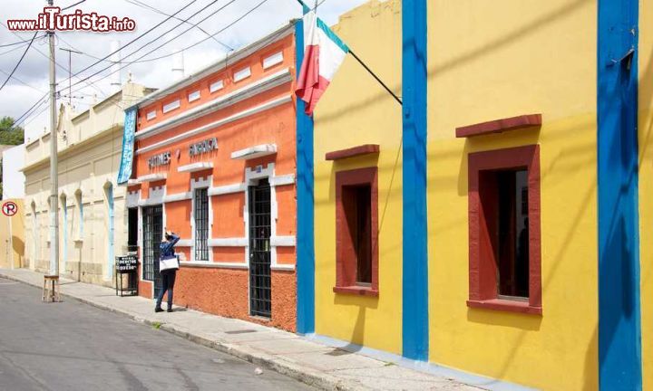 Immagine Case colorate lungo una delle strade del quartiere di Usaquen a Bogotà in Colombia. E' considerato il quartiere chic della capitale - © Ivan_Sabo / Shutterstock.com