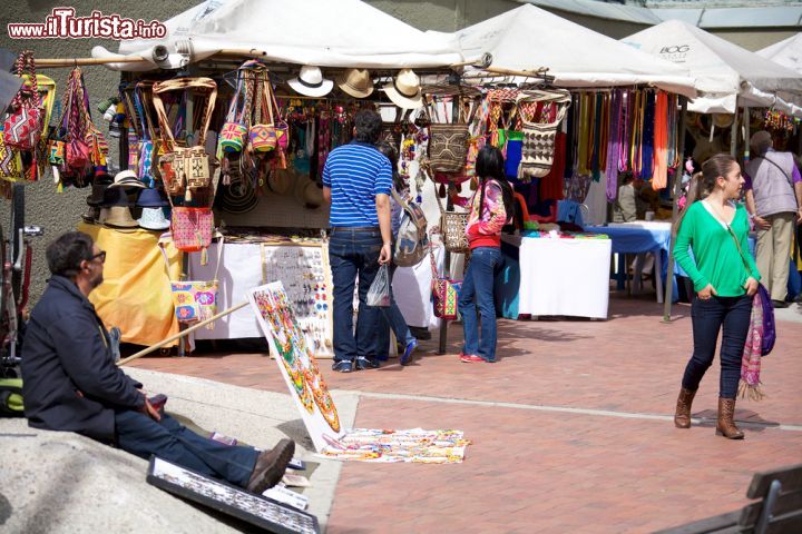 Immagine Il Mercato delle Pulci di Bogotà, lo potete visitare nel quartiere Usaquen, nel centro della capitale della Colombia - © Ivan_Sabo / Shutterstock.com