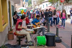 Artisti di strada si esibiscono in centro a Bogota, nel quartiere di Usaquen - © Ivan_Sabo / Shutterstock.com 