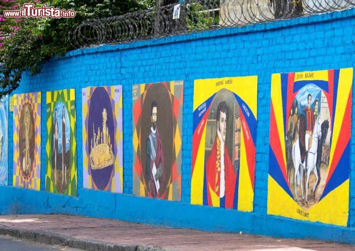 Immagine Un colorato murales nel quartiere Usaquen di Bogotà in Colombia - © Ivan_Sabo / Shutterstock.com