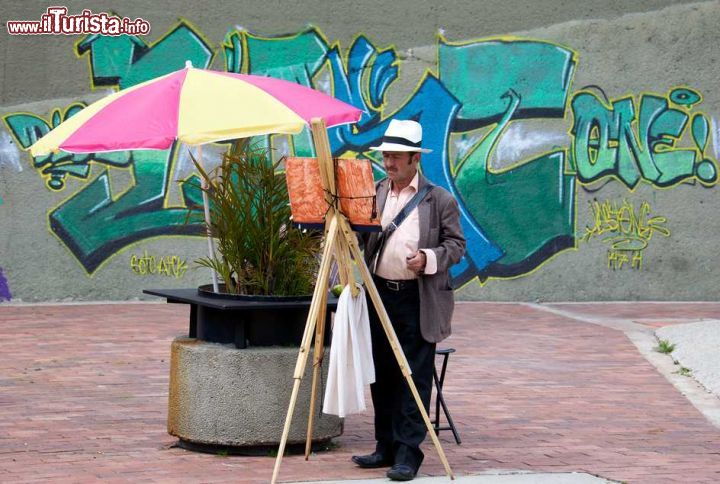 Immagine Un pittore all'opera lungo le strade del quartiere Usaquen a Bogotà - © Ivan_Sabo / Shutterstock.com
