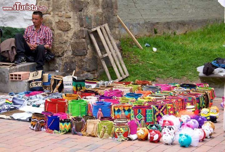 Immagine Usaquen Flea Market, il tipico mercato delle pulci in centro a Bogotà in Colombia - © Ivan_Sabo / Shutterstock.com