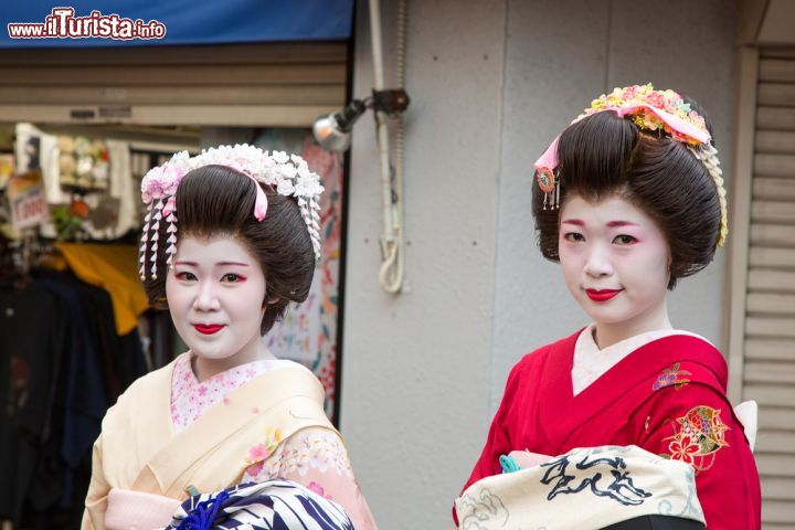 Immagine Due Geisha a passeggio ne quartiere di Asakusa a Tokyo - © Jane Rix / Shutterstock.com
