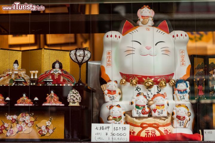Immagine Il gatto porta fortuna Maneki-neko esposto in una vetrina di un negozio di Asakusa, a Tokyo - © Kasia Soszka / Shutterstock.com