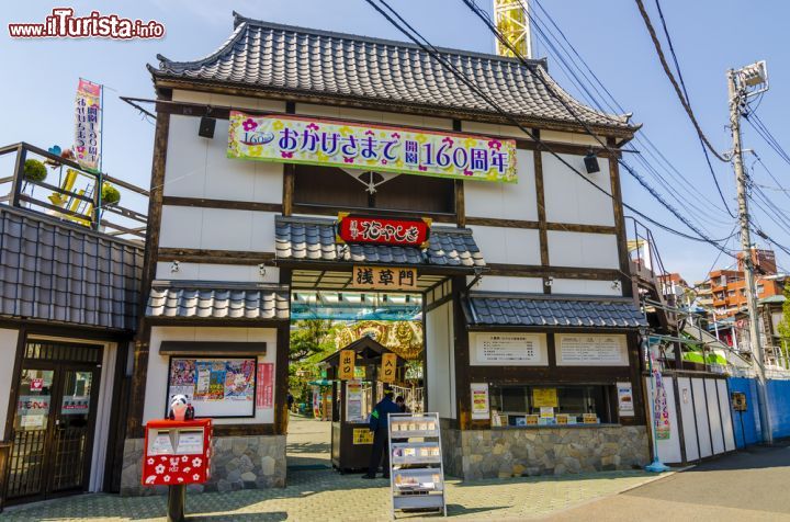 Immagine Il parco divertimenti di Hanayashiki si trova nel quartiere di Asakusa a Tokyo. Nonostante le piccole dimensioni è apprezzato dai turisti - © Korkusung / Shutterstock.com