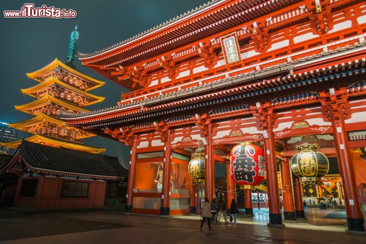Immagine La porta di Hozomon si trova nel nel tempio Sensoji una delle attrazioni del distretto di Asakusa, Tokyo - © Jeerawut Rityakul / Shutterstock.com