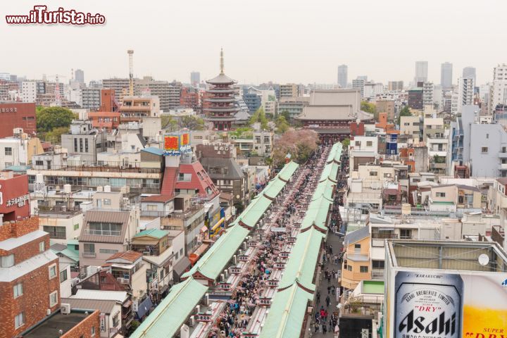 Immagine La zona dello shopping di fronte al tempio Sensoji nel quartiere di Asakusa, Tokyo - © Jirat Teparaksa / Shutterstock.com