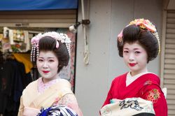 Due Geisha a passeggio ne quartiere di Asakusa a Tokyo - © Jane Rix / Shutterstock.com 