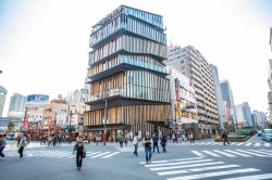 Edificio particolare nel quartiere di Asakusa a Tokyo. Questo distretto mantiene una duplice valenza, antica e moderna - © roroto12p / Shutterstock.com 
