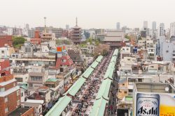 La zona dello shopping di fronte al tempio Sensoji nel quartiere di Asakusa, Tokyo - © Jirat Teparaksa / Shutterstock.com 