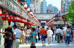 Turisti a passeggio nelle vie del quartiere Asakusa a Tokyo. E' uno dei quartieri tradizionali della capitale del Giappone - © Sean Pavone / Shutterstock.com 