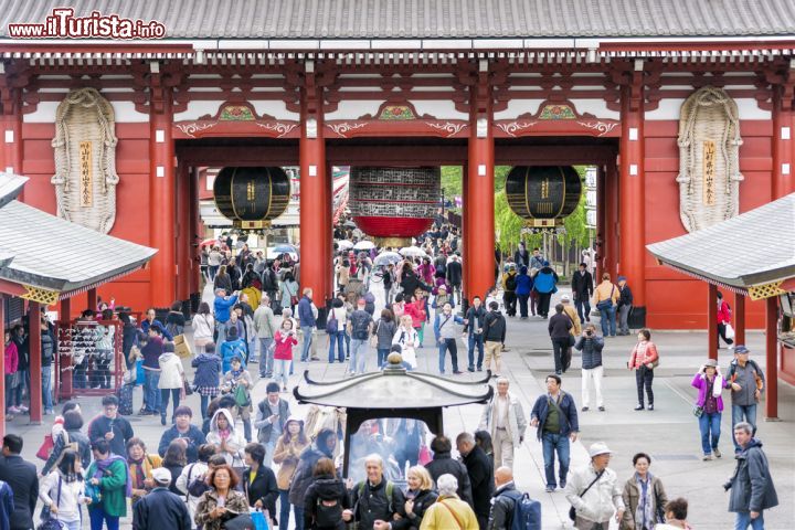 Immagine Turisti e fedeli in visita al tempio Sensoji del distretto di Asakusa, centro di Tokyo - © Francesco Dazzi / Shutterstock.com