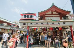 Il mercatino di Nakamise-dori si trova nel quartiere Asakusa a Tokyo, ed è preso d'assalto dai turisti in visita alla capitale nipponica - © BoyCatalyst / Shutterstock.com ...
