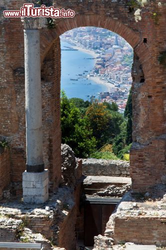 Immagine La costa di Taormina fotografata attraverso un arco del Teatro Antico.
