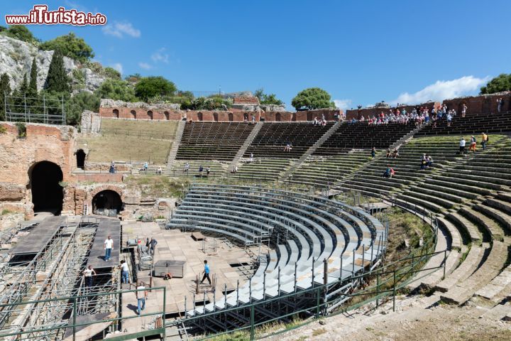 Immagine Le capienti gradinate del Teatro Antico di Taormina. Qui vengono organizzati numerosi spettacoli e concerti all'aperto, con splendido panorama sulla costa orientale della Sicilia