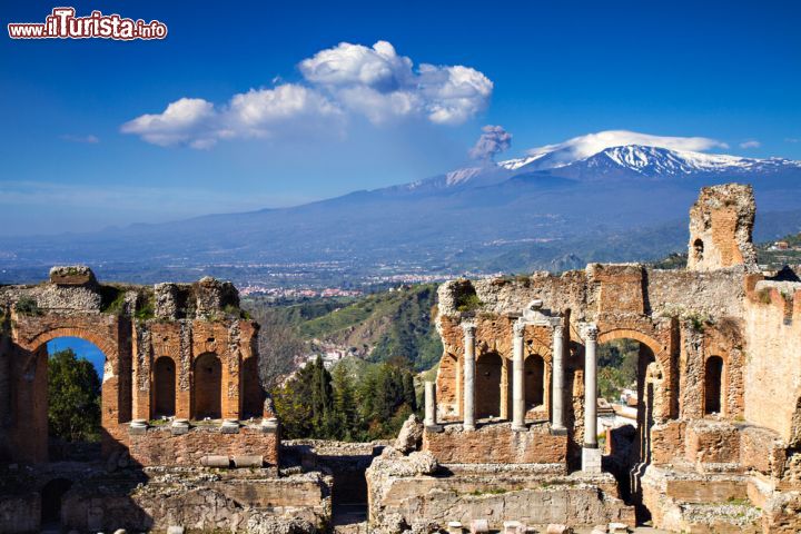 Immagine Particolare di ciò che resta delle scene nel Teatro Antico di Taormina e il vulcano Etna in eruzione - © T.W. van Urk / Shutterstock.com