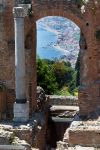 La costa di Taormina fotografata attraverso un arco del Teatro Antico.