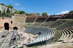 Le capienti gradinate del Teatro Antico di Taormina. Qui vengono organizzati numerosi spettacoli e concerti all'aperto, con splendido panorama sulla costa orientale della Sicilia
