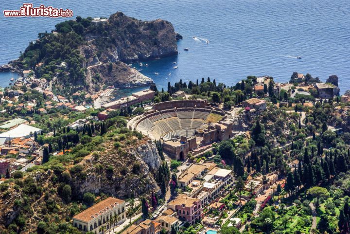 Immagine Vista dall'alto del Teatro Antico di Taormina in Sicilia. La sua posizione è magnifica, incastonato tra le rocce con vista panoramica sulla costa siciliana