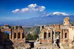 Particolare di ciò che resta delle scene nel Teatro Antico di Taormina e il vulcano Etna in eruzione - © T.W. van Urk / Shutterstock.com 
