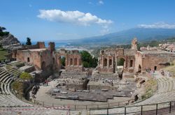 Il panorama straordinario del Teatro Antico di Taormina: le gradinate degli spettatori le scene e il monte Etna sullo sfondo