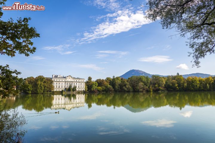 Immagine Il lago Leopoldskroner Weiher e l'omonimo Castello di Salisburgo, trasformato in un pregiato hotel di lusso