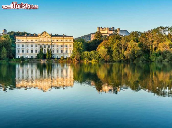 Immagine Due castelli a confronto: in primo piano Schloss Leopoldskron, oggi hotel di lusso, e più indietro la fortezza Festung Hohensalzburg, che domina la skyline di Salisburgo, in Austria