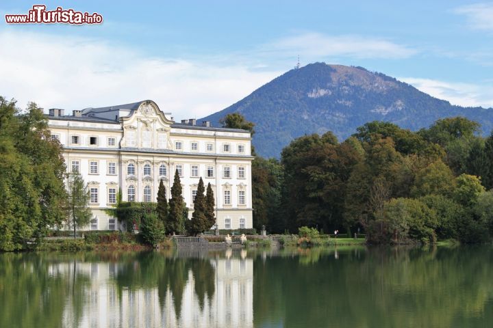 Immagine La facciata di Schloss Leopoldskron e più indietro i rilievi delle alpi del salisburghese, in Austria