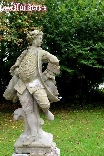 Immagine Una statua nel parco del castello di Schloss Leopoldskron, oggi famoso hotel lussuoso a Salisburgo