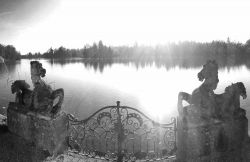 Una suggestiva immagine in vbianco e nero dall'hotel di lusso Schloss Leopoldskron, e il suo vicino lago