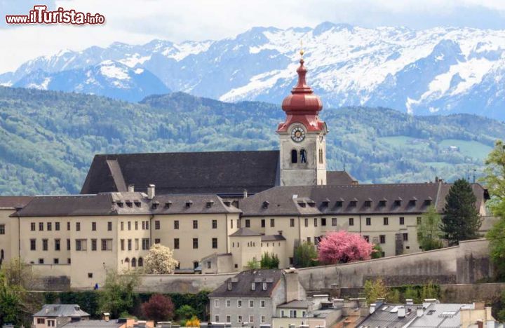 Immagine Il profilo della chiesa dei Benedettini, l'Abbazzia di Nonnberg a Salisburgo, in Austria