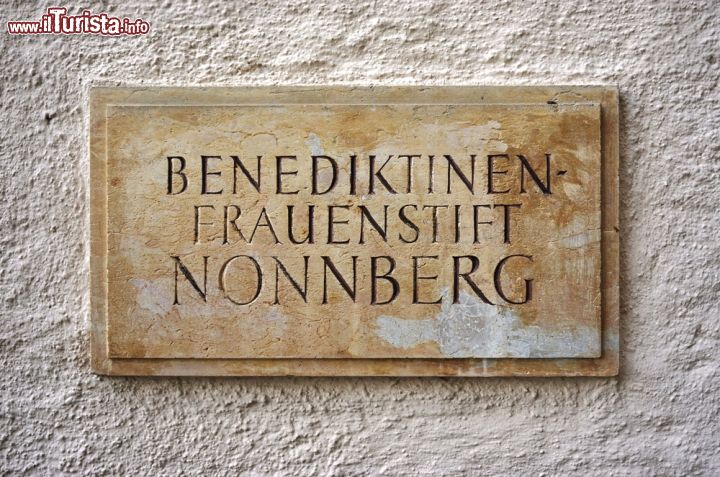 Immagine L'insegna della chiesa di Nonnberg, l'abbazia benedettina a Salisbugo - © EQRoy / Shutterstock.com