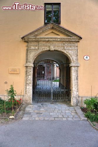 Immagine Portale di accesso al complesso benedettino dell'Abbazia di Nonnberg a Salisburgo - © EQRoy / Shutterstock.com