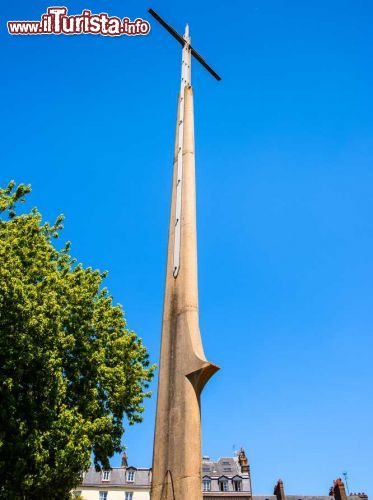 Immagine La croce dedicata a Santa Giovanna d'Arco, eretta nel punto dove venne arsa viva in Place de Viueux Marchè a Rouen