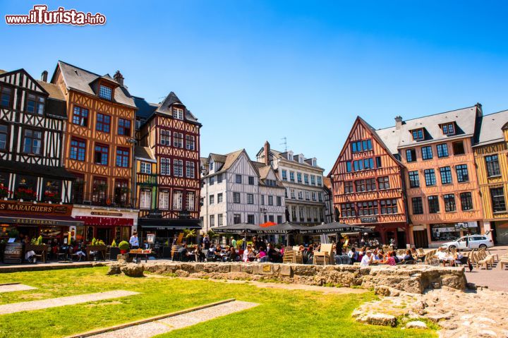 Immagine Le case a graticcio che circondano Place du Vieux-Marché, la piazza dove venne arsa viva Giovanna d'Arco a Rouen - © Anton_Ivanov / Shutterstock.com