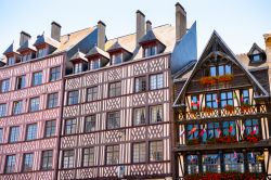 Particolare delle case storiche di Place de Vieux-Marche a Rouen, Francia
