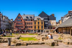 La piazza di Giovanna d'Arco, Place du Vieux-Marché a Rouen e i resti della chiesa di Saint Sauveur. Una croce segna il luogo dove venne mandata al rogo Giovanna d'Arco - © ...