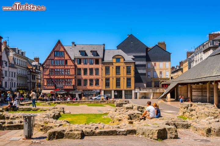 Immagine La piazza di Giovanna d'Arco, Place du Vieux-Marché a Rouen e i resti della chiesa di Saint Sauveur. Una croce segna il luogo dove venne mandata al rogo Giovanna d'Arco - © Anton_Ivanov / Shutterstock.com