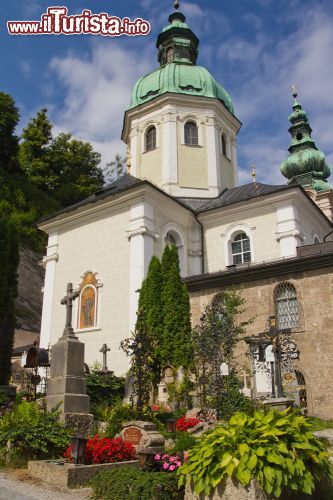 Immagine La chiesa di San Pietro e il tipico cimitero di Salisburgo che si trova a ridosso della Fortezza di Hohensalzburg e la montagna dei monaci, il Monchberg - © Jorg Hackemann / Shutterstock.com