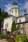La chiesa di San Pietro e il tipico cimitero di Salisburgo che si trova a ridosso della Fortezza di Hohensalzburg e la montagna dei monaci, il Monchberg - © Jorg Hackemann / Shutterstock.com ...