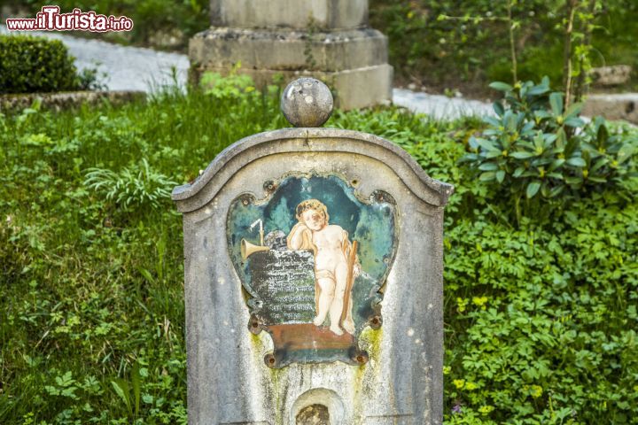Immagine Una caratterstica lapide dipinta all'interno del cimitero di San Pietro a Salisburgo - ©ìJorg Hackemann / Shutterstock.com