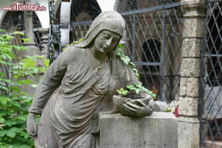 Immagine Una statua nel cimitero di San Pietro a Salisburgo