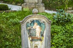 Una caratterstica lapide dipinta all'interno del cimitero di San Pietro a Salisburgo - ©ìJorg Hackemann / Shutterstock.com