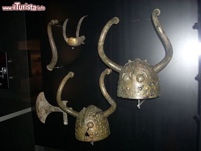 Immagine Elemetti vikinghi dell'età del bronzo al Museo Nazionale della Danimarca a Copenhagen - ©  Simon Burchell - CC BY-SA 3.0, - Wikipedia