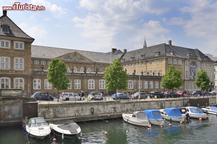 Immagine Il museo più grande di Copenaghen: il Museo Nazionale della Danimarca racconta 14.000 anni di storia danese - © Klaus Hertz-Ladiges / Shutterstock.com